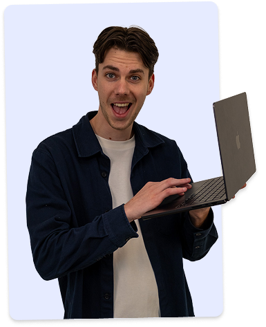 Max met laptop en lach